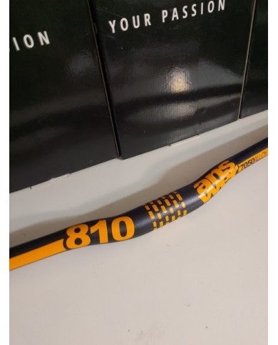 Manubrio MTB Ø31.8mm – Lunghezza 810mm – Alluminio – Rialzato 1,5 cm