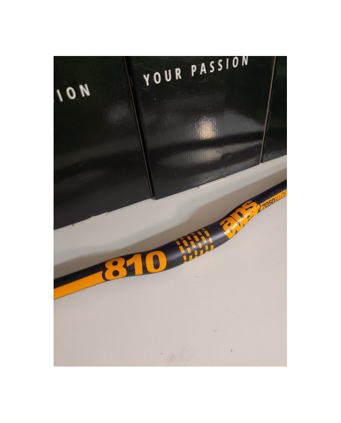 Manubrio MTB Ø31.8mm – Lunghezza 810mm – Alluminio – Rialzato 1,5 cm