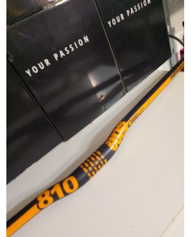 Manubrio MTB Ø31.8mm – Lunghezza 810mm – Alluminio – Rialzato 1,5 cm