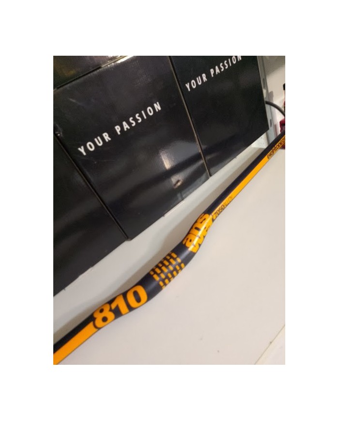 Manubrio MTB Ø31.8mm – Lunghezza 810mm – Alluminio – Rialzato 1,5 cm